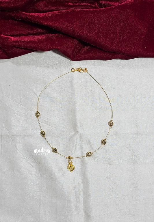 Invisible Wire Necklace – Premium Lakshmi Pendant white / Red / Green