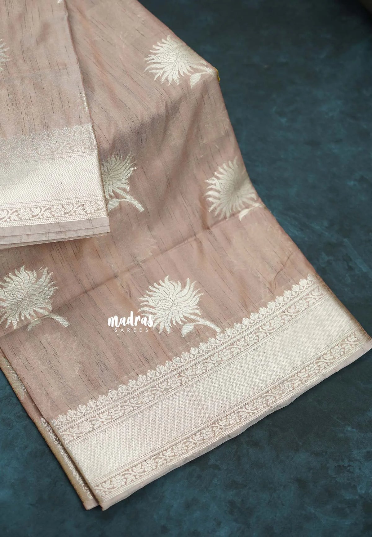 Earthy Brownish Pink - Kanimozhi - Soft Silk with Grooves Zari Flower Buttas in Body with Zari Border - Best for Small Functions