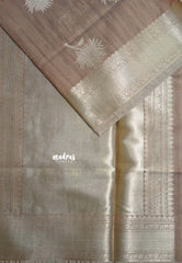 Earthy Brownish Pink - Kanimozhi - Soft Silk with Grooves Zari Flower Buttas in Body with Zari Border - Best for Small Functions