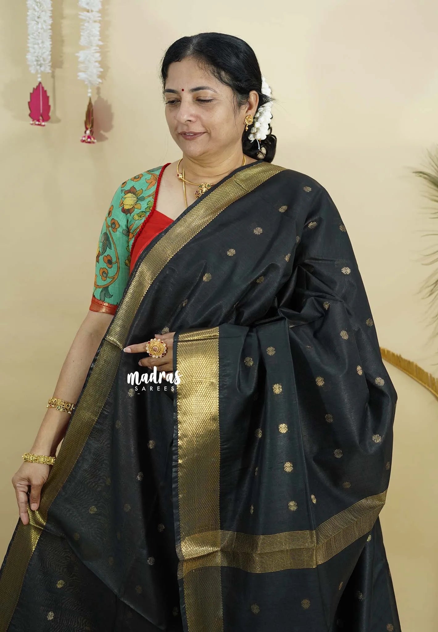 Black - Mangalgiri semi pattu buttas body with zari border