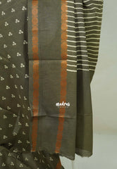 Mud Green with Tissue Border Blouse - Subbulakshmi - Sungudi 100 Count Saree with Rettapetta Rudraksham Border Ayutha ezhuthu Buttas with Blouse Combo - Best for Casual Wear | Summer Wear | School | College | Office wear
