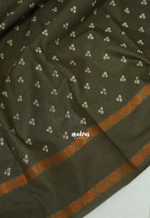Dark Olive Green - Subbulakshmi - Sungudi 100 Count Saree with Rettapetta Rudraksham Border Ayutha ezhuthu Buttas with Blouse Combo - Best for Casual Wear | Summer Wear | School | College | Office wear